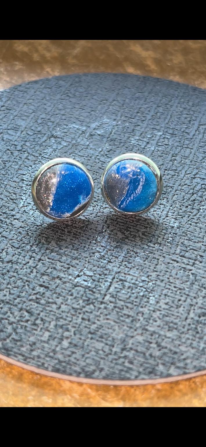Handgemachte Ohrstecker Blau | Polymer Clay Stecker | Ozean Schmuck Damen | Schimmernde Statement Ohrringe | Geschenk Frau | Blue Horizon