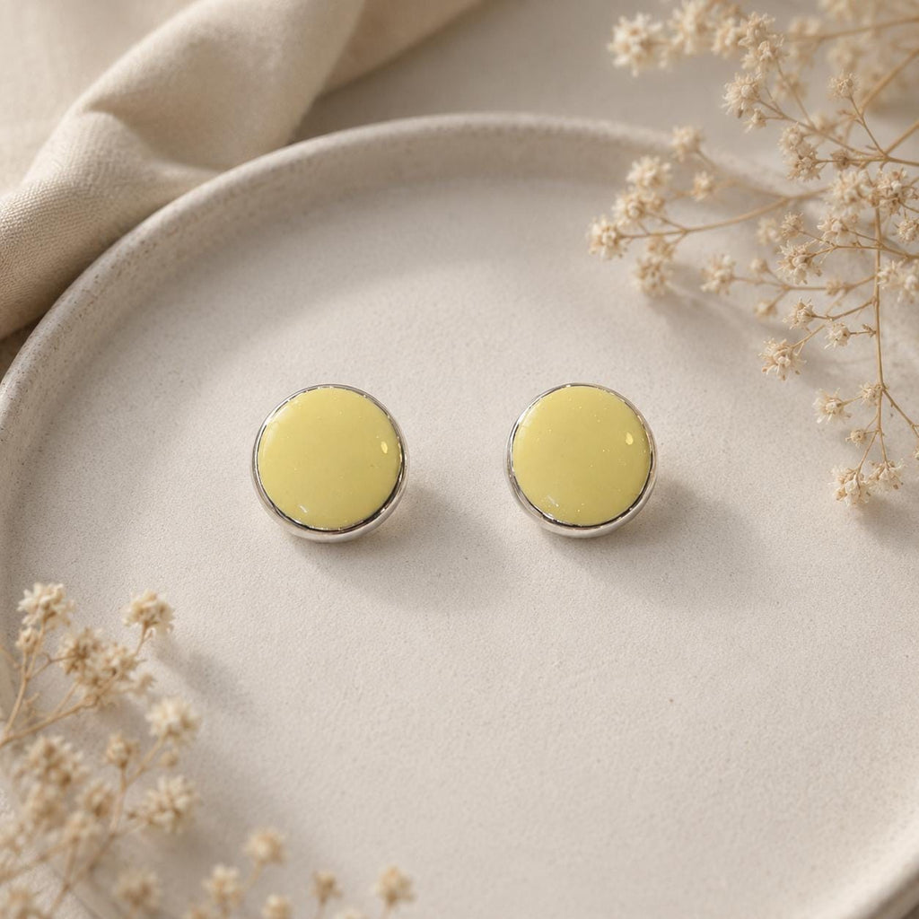 Handgemachte Ohrstecker Zartgelb | Polymer Clay Stecker | Minimalistischer Frühlingsschmuck | Elegante Ohrringe Damen | Buttercup