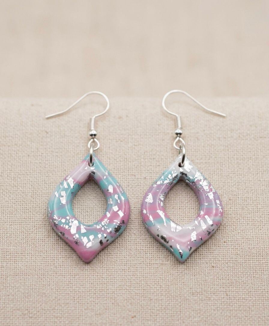 Handgemachte Ohrringe Pastell Silber | Polymer Clay Hängeohrringe | Zarter Statement Schmuck Damen | Geschenk für Frauen | Pearl Lagoon