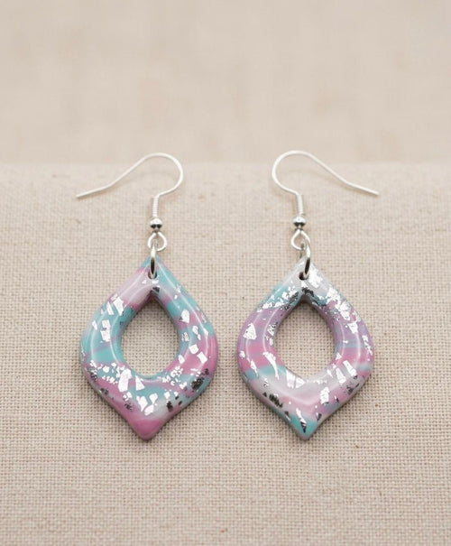 Handgemachte Ohrringe Pastell Silber | Polymer Clay Hängeohrringe | Zarter Statement Schmuck Damen | Geschenk für Frauen | Pearl Lagoon