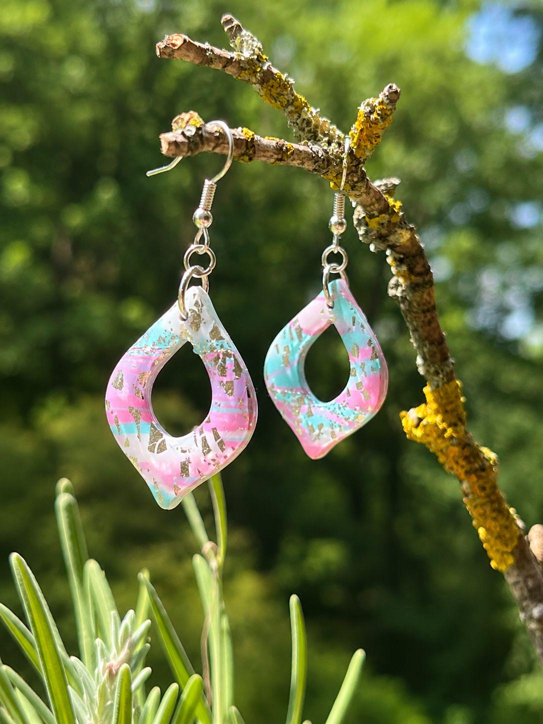Handgemachte Ohrringe Pastell Silber | Polymer Clay Hängeohrringe | Zarter Statement Schmuck Damen | Geschenk für Frauen | Pearl Lagoon