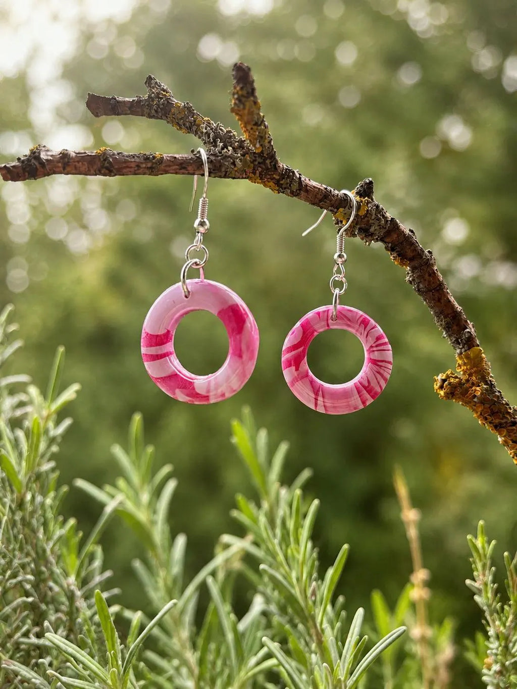 Marble Orbit Ohrhänger – Handgemachte Statement-Ohrringe in Rosa