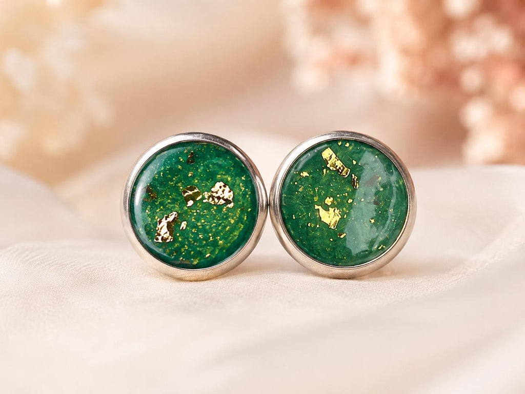Handgemachte Ohrstecker Grün Gold | Polymer Clay Stecker | Eleganter Naturschmuck Damen | Boho Ohrringe | Geschenk Frau | Forest Whisper