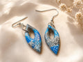 Handgemachte Ohrringe Blau Grau | Polymer Clay Hängeohrringe | Maritimer Statement Schmuck Damen | Geschenk für Frauen | Ozean Breeze