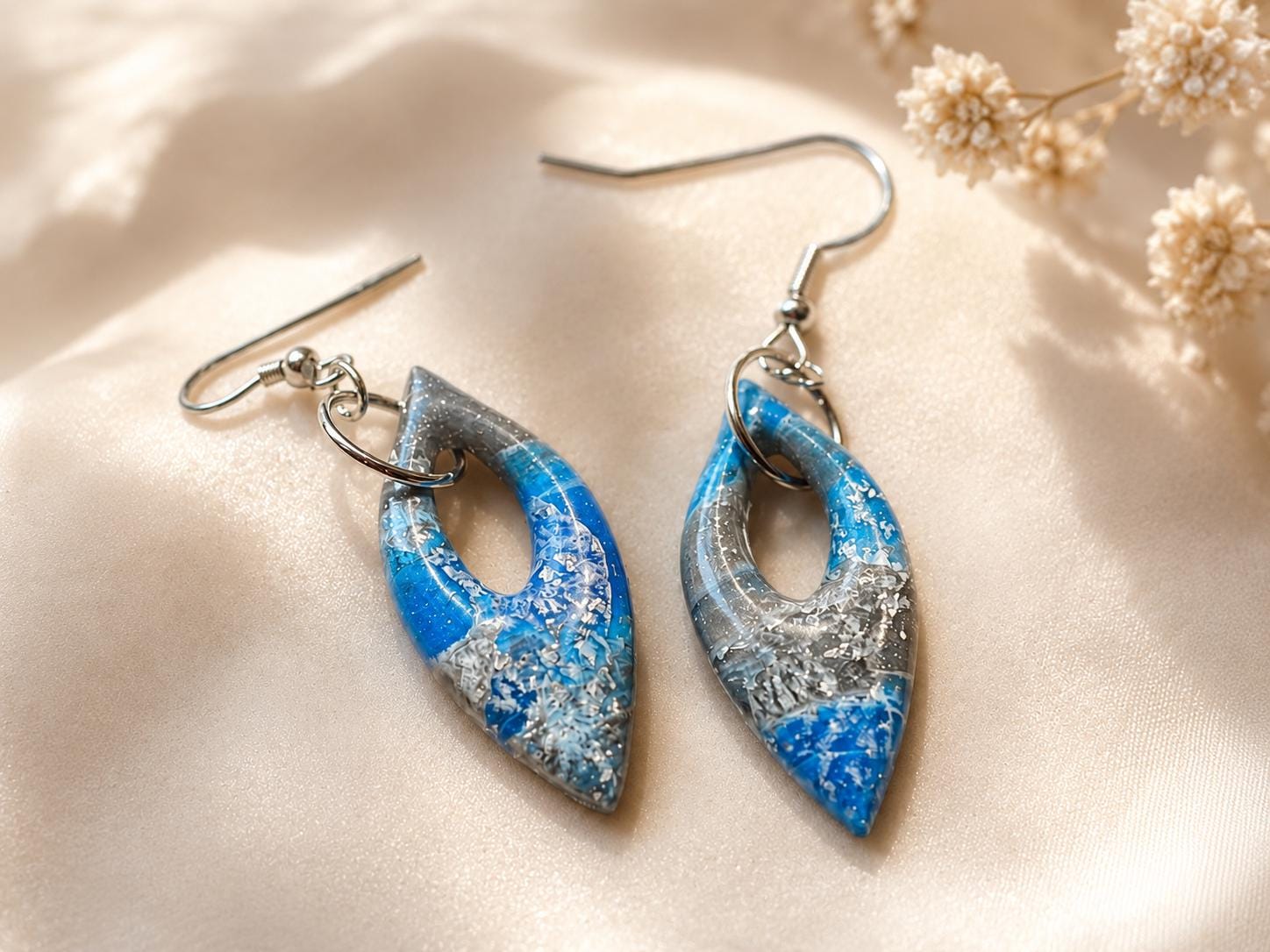 Handgemachte Ohrringe Blau Grau | Polymer Clay Hängeohrringe | Maritimer Statement Schmuck Damen | Geschenk für Frauen | Ozean Breeze