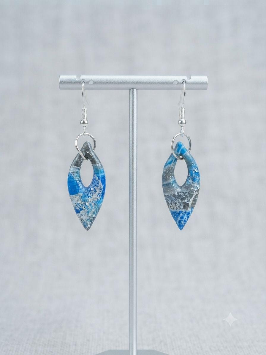 Handgemachte Ohrringe Blau Grau | Polymer Clay Hängeohrringe | Maritimer Statement Schmuck Damen | Geschenk für Frauen | Ozean Breeze