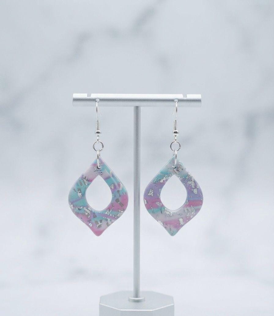 Handgemachte Ohrringe Pastell Silber | Polymer Clay Hängeohrringe | Zarter Statement Schmuck Damen | Geschenk für Frauen | Pearl Lagoon