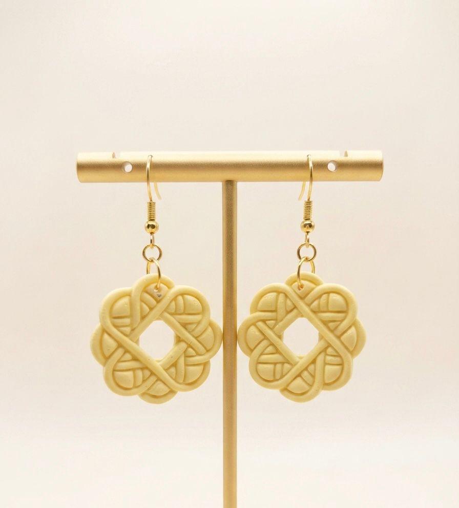 Handgemachte Ohrringe Gelb | Polymer Clay Hängeohrringe Pastellgelb | Statement Schmuck Damen | Geschenk für Frauen | Butter Knot