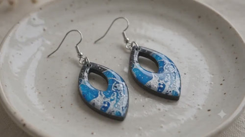 Handgemachte Ohrringe Blau Grau | Polymer Clay Hängeohrringe | Maritimer Statement Schmuck Damen | Geschenk für Frauen | Ozean Breeze