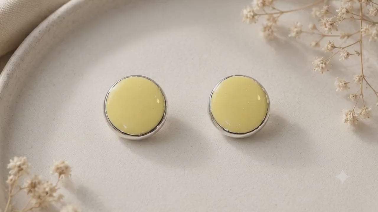 Handgemachte Ohrstecker Zartgelb | Polymer Clay Stecker | Minimalistischer Frühlingsschmuck | Elegante Ohrringe Damen | Buttercup
