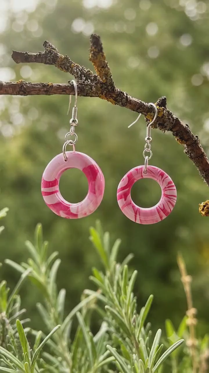 Marble Orbit Ohrhänger – Handgemachte Statement-Ohrringe in Rosa